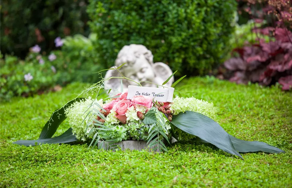 Mit Blumen die richtigen Worte bei der Trauerfeier finden